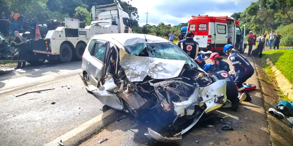 Carro Honda Fit ficou destruído após a colisão