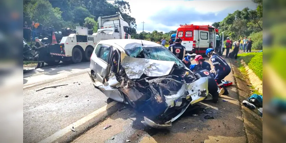 Carro Honda Fit ficou destruído após a colisão