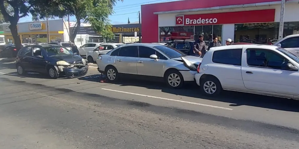 Três carros se envolveram no acidente