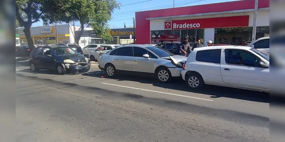 Três carros se envolveram no acidente