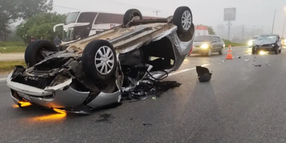 Renault Sandero capotou após colidir com caminhão e na sequência foi abalroado por um veículo HB20