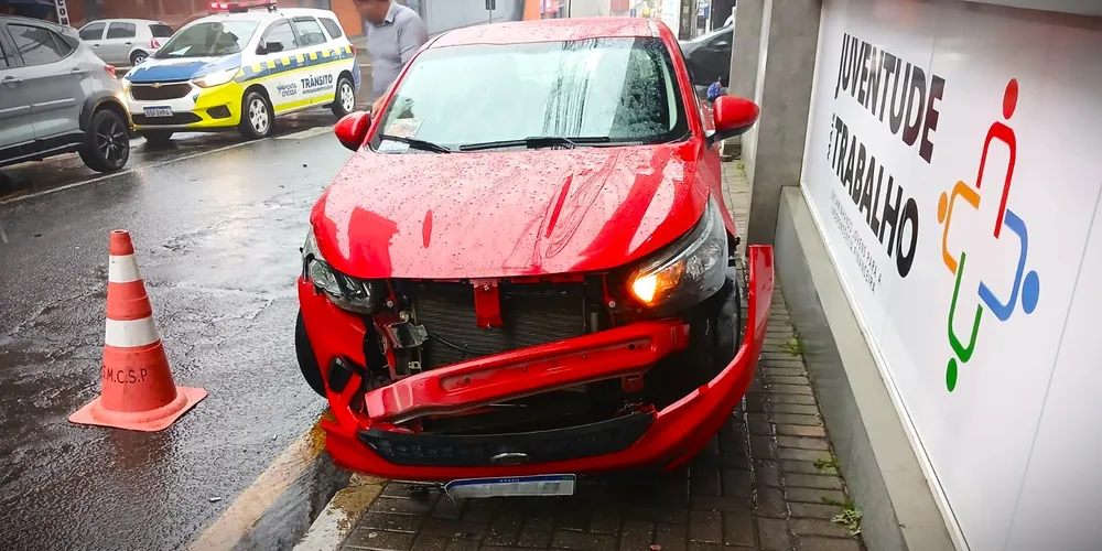 Parte frontal do Fiat Argo ficou danificada com o acidente de trânsito