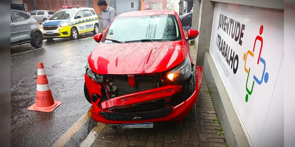 Parte frontal do Fiat Argo ficou danificada com o acidente de trânsito