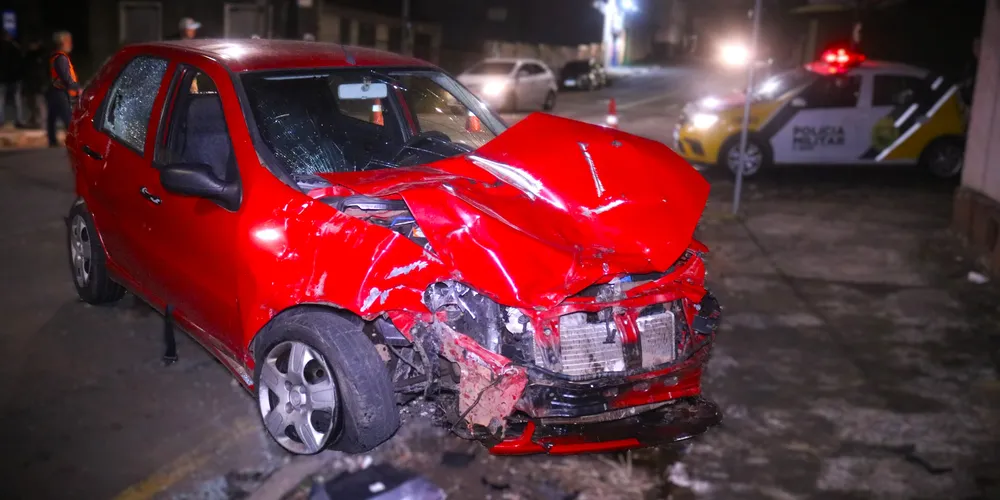 Pessoas que ficaram feridas estavam no carro modelo Fiat Palio