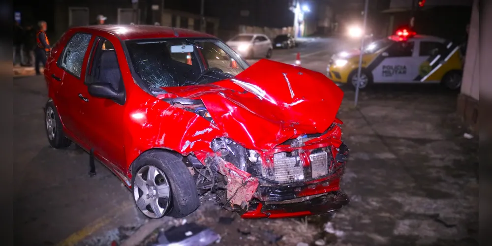 Pessoas que ficaram feridas estavam no carro modelo Fiat Palio