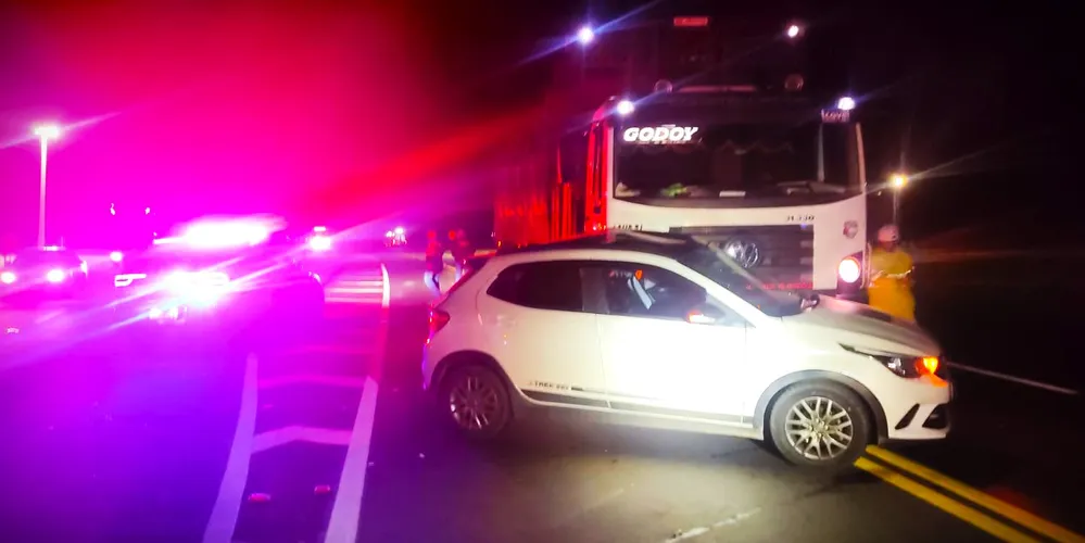 Colisão aconteceu na BR-373, entre um Fiat Argo e um caminhão carregado com toras