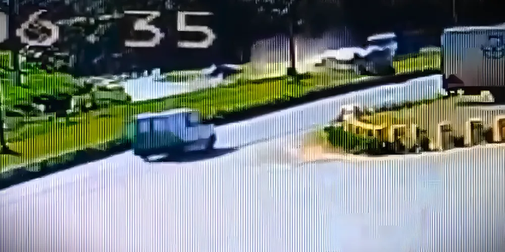 Câmera de segurança flagrou o acidente entre ambulância e caminhão