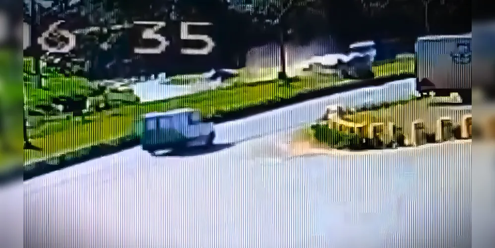 Câmera de segurança flagrou o acidente entre ambulância e caminhão