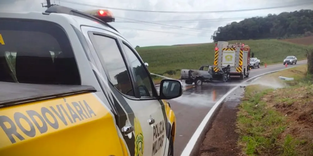 Equipes do Corpo de Bombeiros foram acionadas para conter o fogo