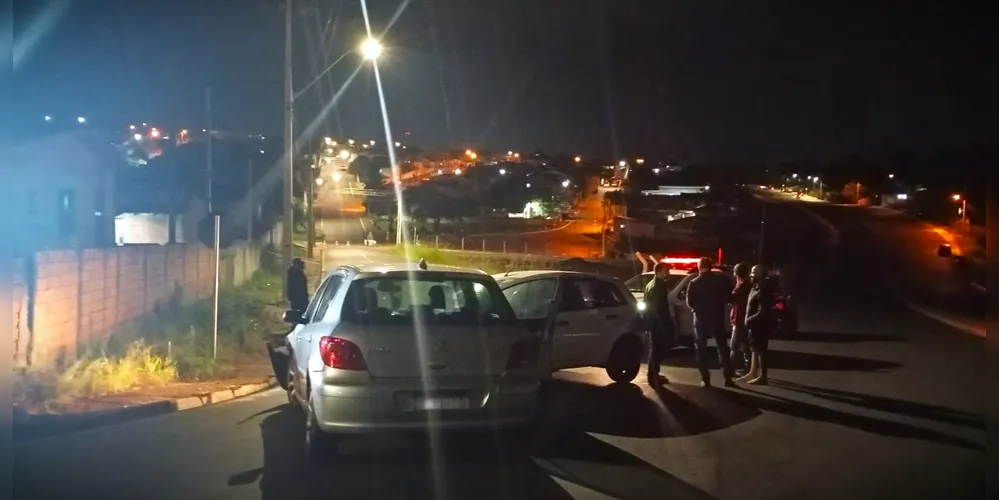 Colisão envolveu um carro Peugeot e um Fiesta