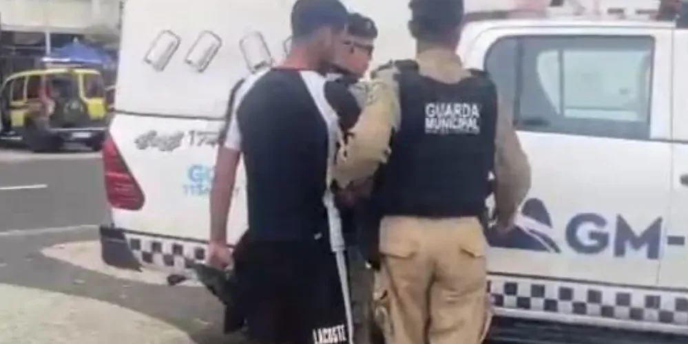 Ambulante foi encaminhado para a Delegacia Especial de Apoio ao Turismo