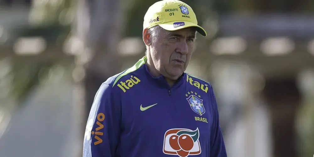 Ancelotti durante primeiro treino da Seleção