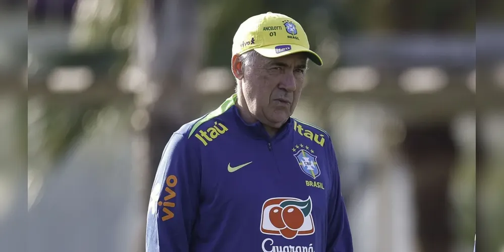 Ancelotti durante primeiro treino da Seleção