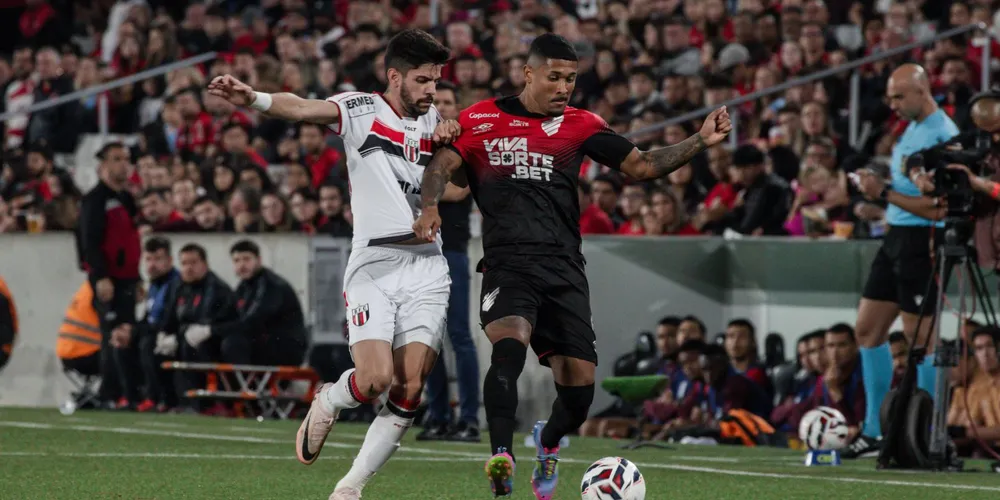 O Botafogo-SP goleou o Athletico por 4 a 1.