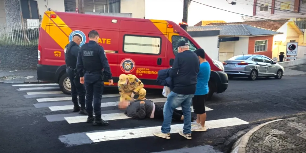 Equipes dos Bombeiros encaminharam o homem à casa hospitalar