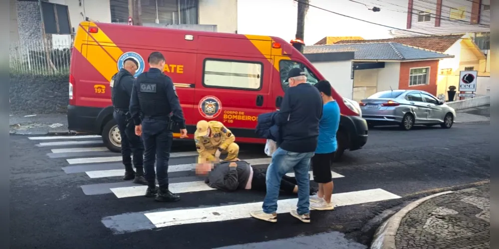 Equipes dos Bombeiros encaminharam o homem à casa hospitalar