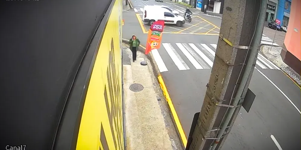 Moto seguia pela 'Comendador Miró' e carro pela 'Bonifácio Vilela'