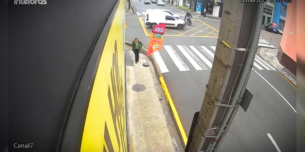 Moto seguia pela 'Comendador Miró' e carro pela 'Bonifácio Vilela'