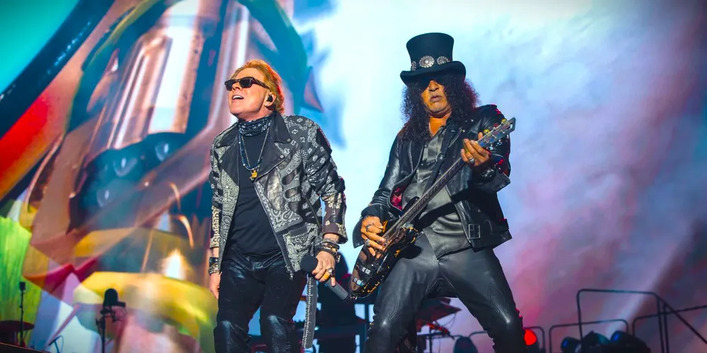 Axl Rose e Slash, durante performance em show da banda Guns N' Roses