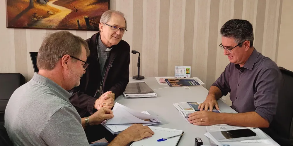 Julio Küller recebe o bispo Dom Bruno, no gabinete da presidência da Câmara Municipal de Ponta Grossa