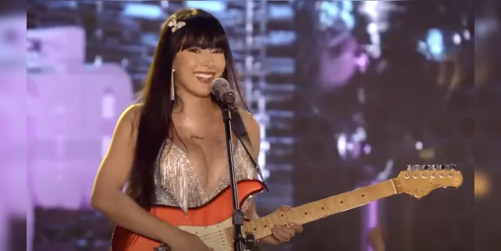 Juliana Bonde é cantora do grupo