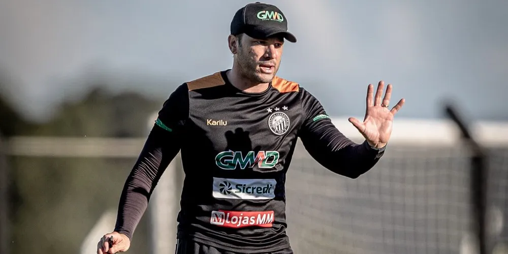 Técnico conquistou o Campeonato Paranaense de 2025 com o 'Fantasma'