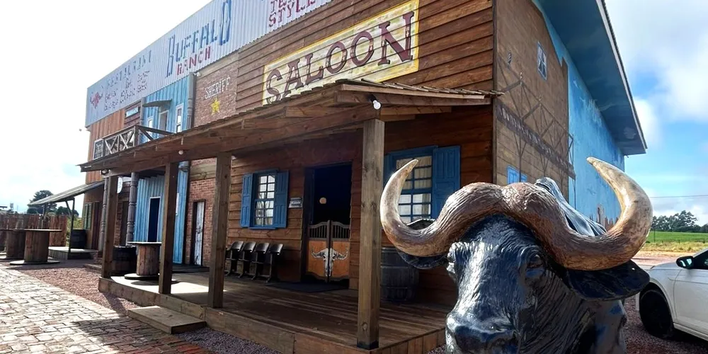 Logo na entrada, o visitante é transportado para uma mini vila texana, com direito a um bar inspirado no tradicional Cowboy Channel