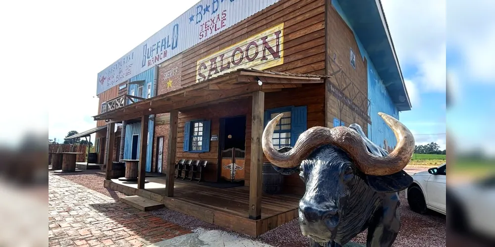 Logo na entrada, o visitante é transportado para uma mini vila texana, com direito a um bar inspirado no tradicional Cowboy Channel