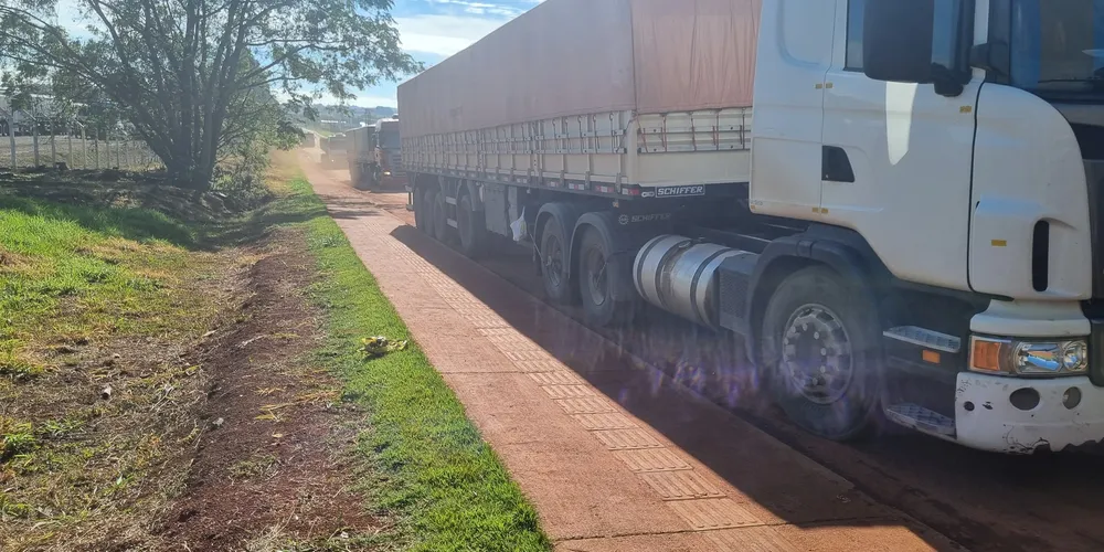 Imagens dos caminhões presentes no local