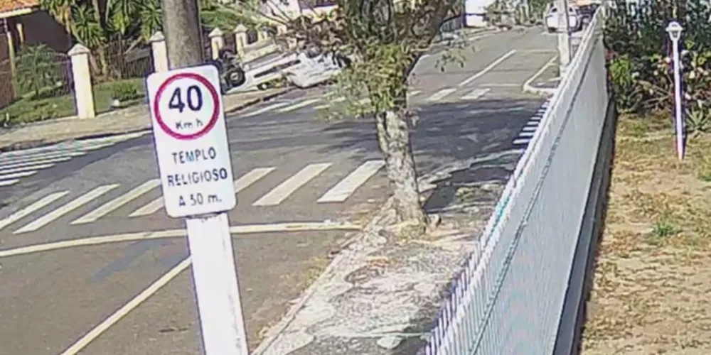 Veículo foi parar em cima de uma calçada