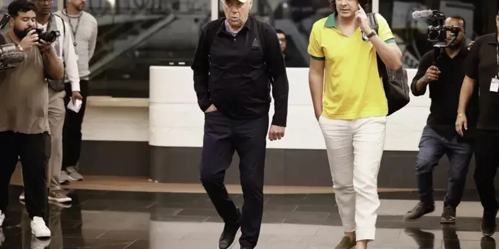 Carlo Ancelotti no momento que desembarcou no Brasil