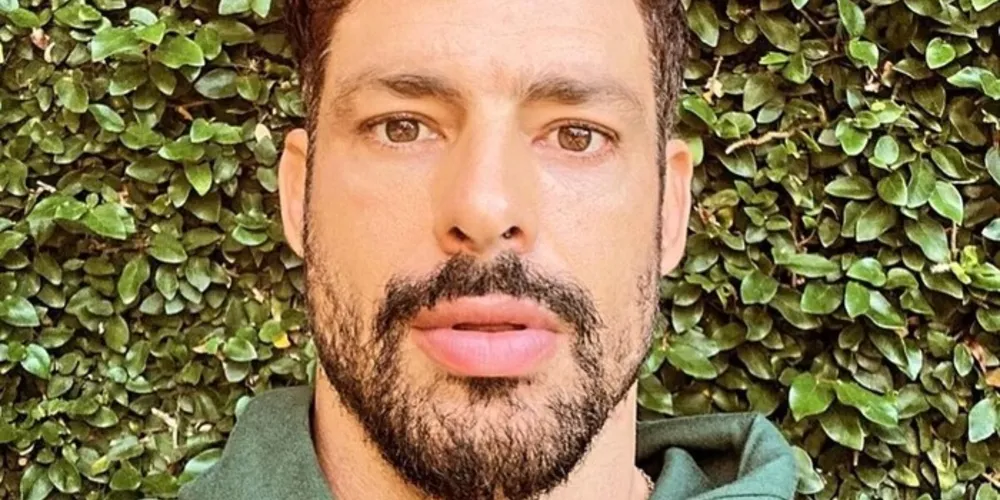 Cauã Reymond tem viralizado por conta de suas polêmicas com Bella Campos