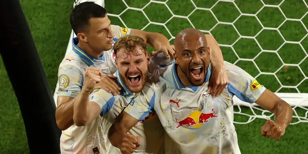 Atletas comemoram vitória da equipe