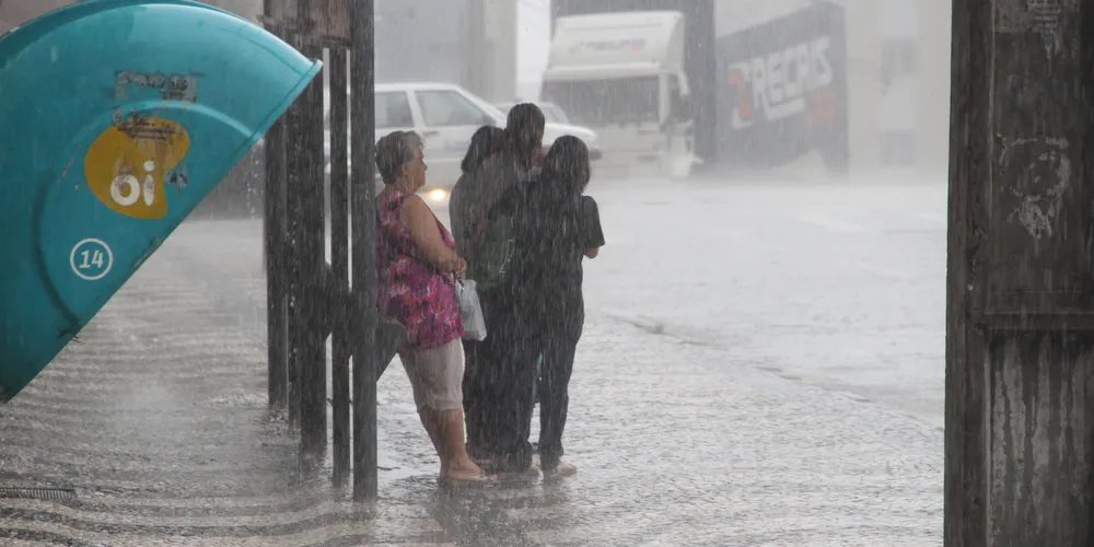 Há chance para tempestade com granizo e rajadas de vento