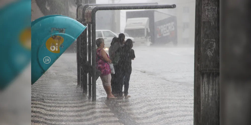 Há chance para tempestade com granizo e rajadas de vento