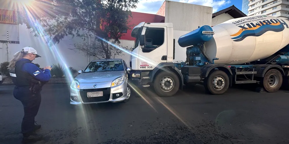 Carro e caminhão envolvidos no acidente