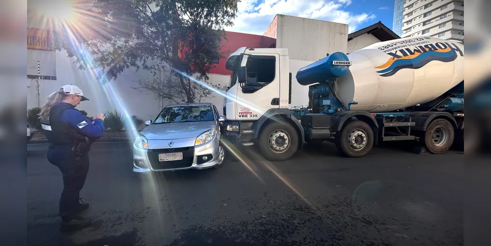 Carro e caminhão envolvidos no acidente