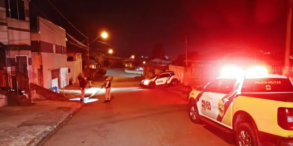 O homem foi baleado na frente de casa