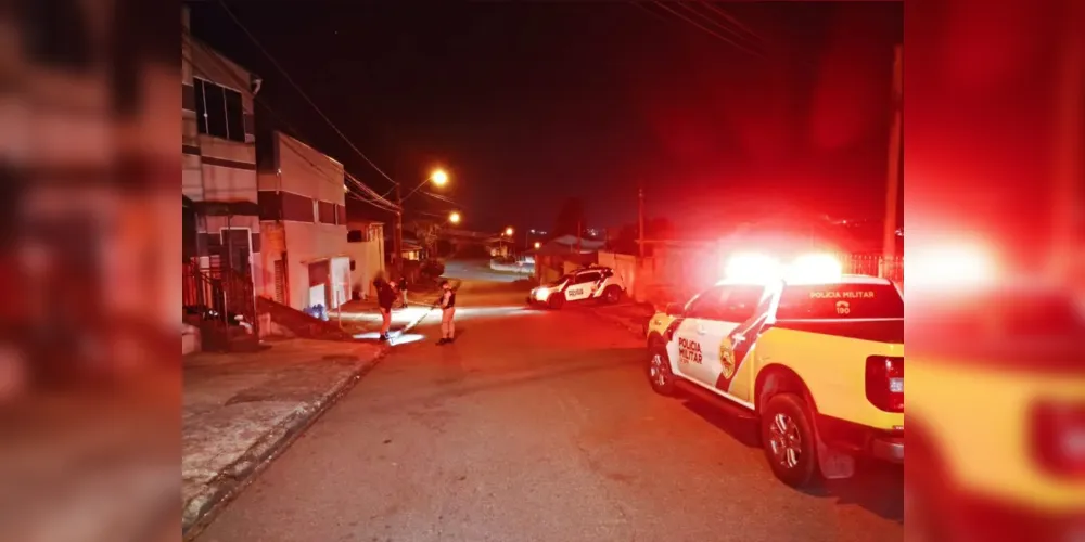 O homem foi baleado na frente de casa