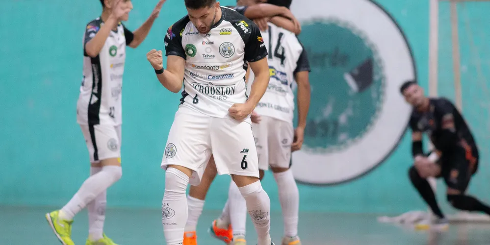 Raul marcou o gol que abriu o placar, na partida de ontem (17)