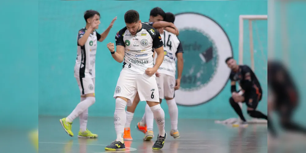 Raul marcou o gol que abriu o placar, na partida de ontem (17)