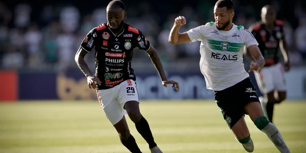 Duelo entre as equipes começou truncado