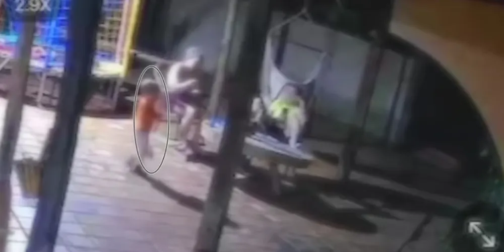 Criança estava com os pais no quintal da residência