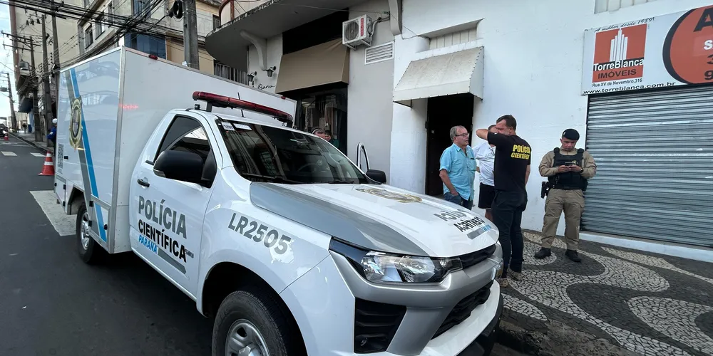 Equipe da Polícia Científica recolheu o corpo da vítima