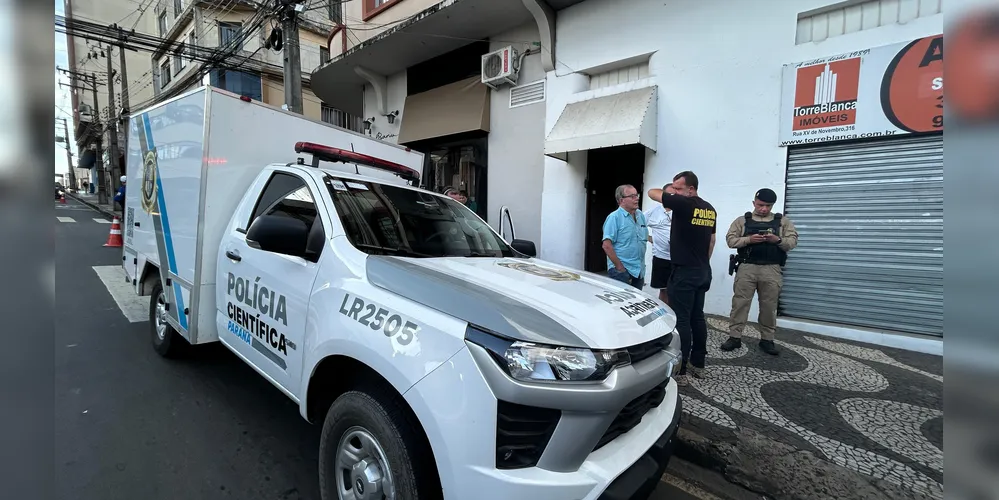 Equipe da Polícia Científica recolheu o corpo da vítima