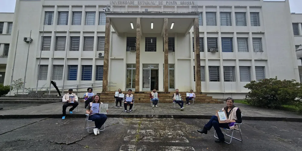 Os participantes puderam desenhar detalhes da fachada do Bloco A e da Praça Santos Andrade, que foram tombadas como Patrimônio Cultural de Ponta Grossa em 2024