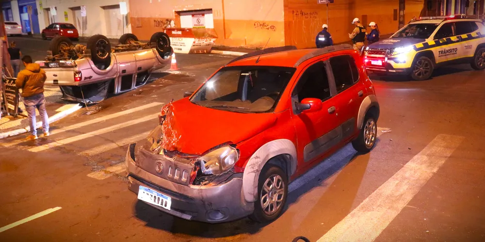 Dois carros colidiram na esquina da antiga 'Magic', casa noturna de Ponta Grossa