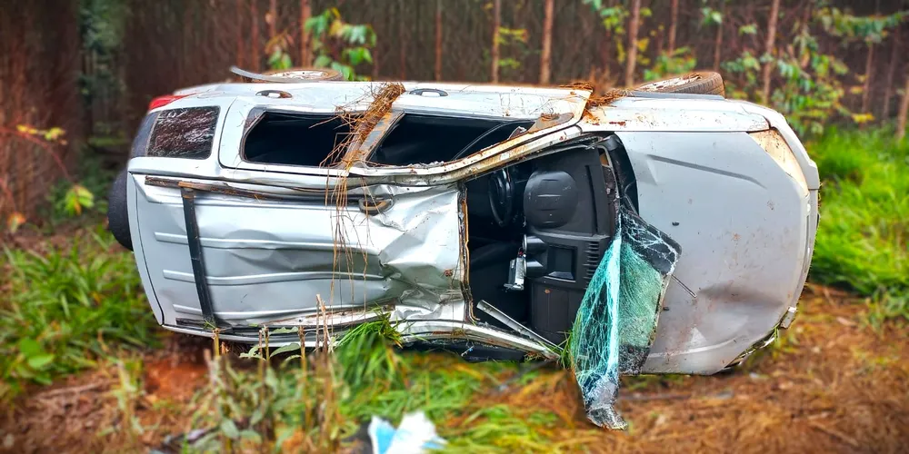 Carro parou em uma região de mata, após o capotamento