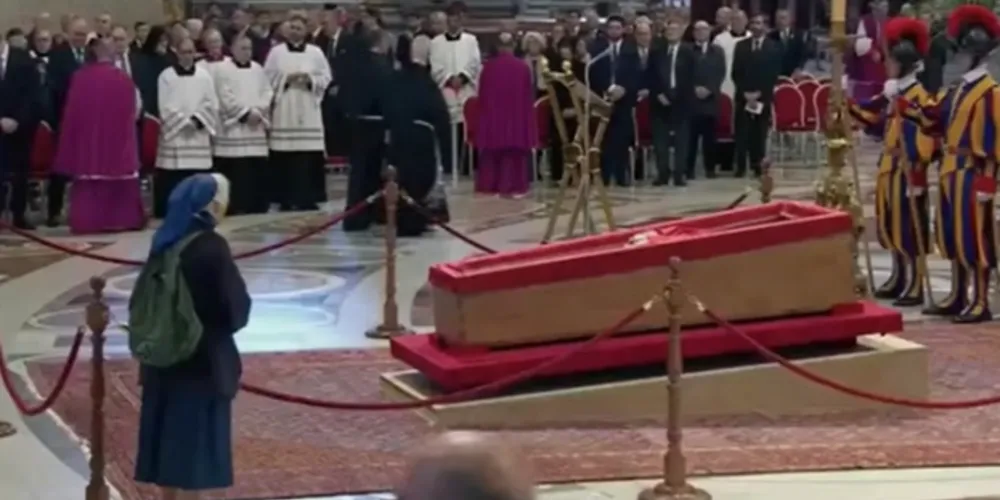 Saiba quem é a Freira que quebrou protocolo ao se despedir junto ao caixão do Papa Francisco