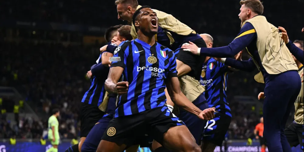 Jogadores da Inter de Milão comemora o primeiro gol na partida contra o Barcelona, pela semifinal da Champions